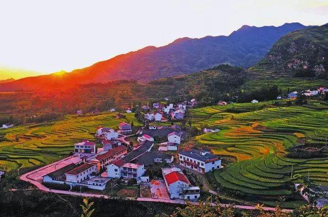 夕阳下美丽的小镇风景 层层叠叠的梯田 在大山深处若隐若现