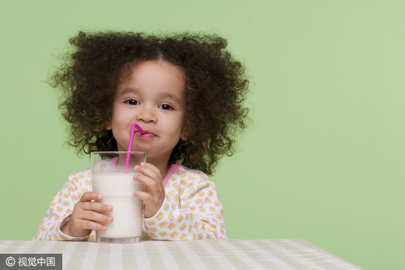 宝宝喝羊奶粉好还是牛奶粉好?这个问题,很多家