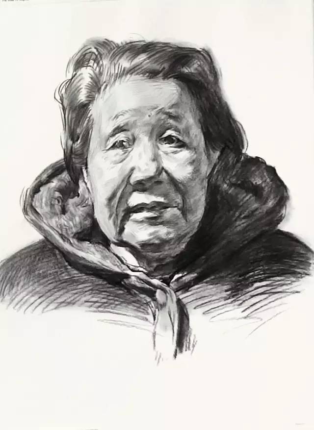 素描课堂教你如何处理老奶奶侧光头像加强画面效果视频教学