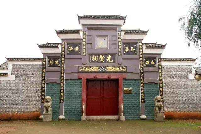 据湴塘《忠节杨氏总湴谱》载:唐朝末年杨辂由陕西华阴县来江西任吉州