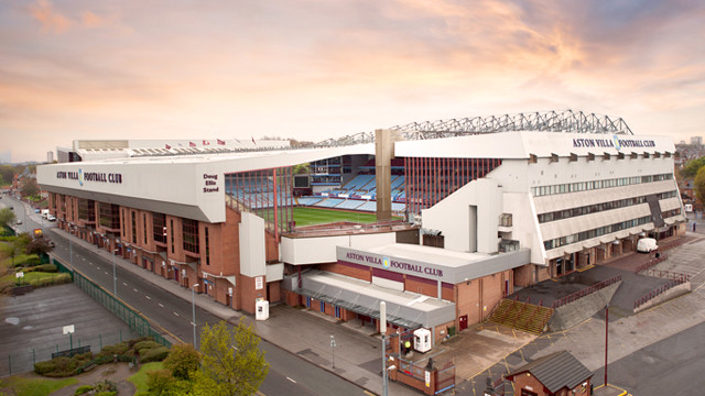 狮子雕塑把守着这个拥有上百年历史的球场——维拉公园球场