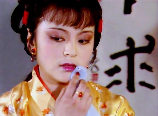 《红楼梦》里贾探春如何克服身份的尴尬，活出自己的精彩？