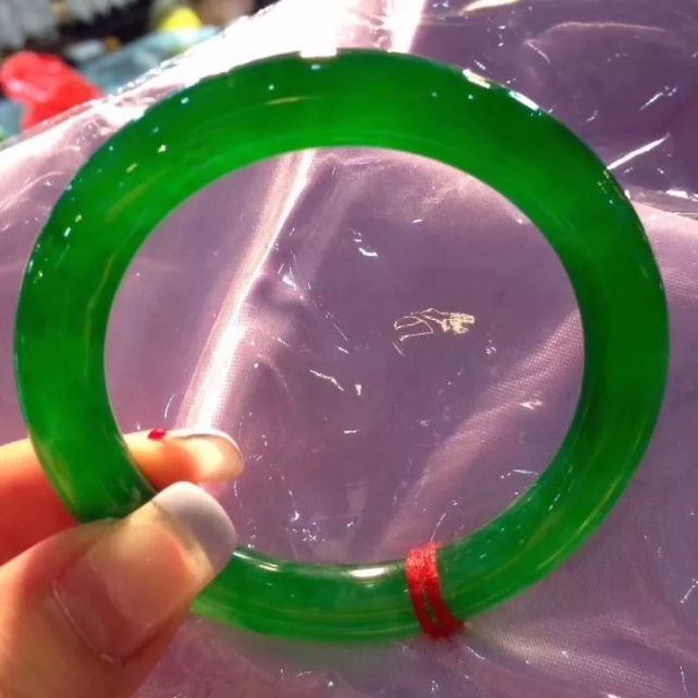 把玻璃当翡翠卖终于被罚了,三倍赔偿9.6万,大快人心!