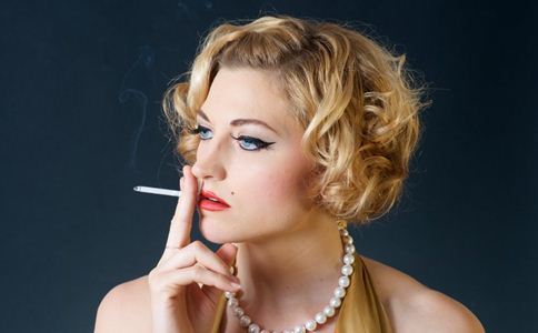 男人抽烟,很多女人也会抽烟,而且烟瘾也不小,女人抽烟的危害有很多