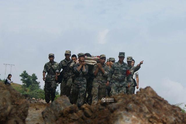 组图:解放军徒步20余公里翻山越岭转运3名地震伤员