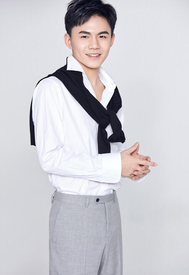 【真王者】18岁的主力上单诺言:"没故事"的电竞彭于晏