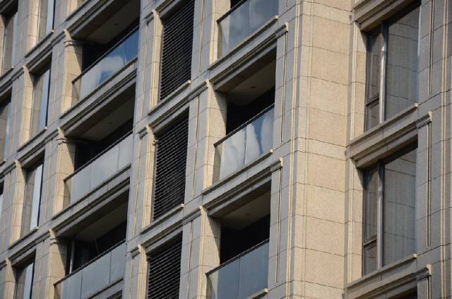 在严寒和寒冷地区,幕墙用石材面板的抗冻系数不应小于0.8.