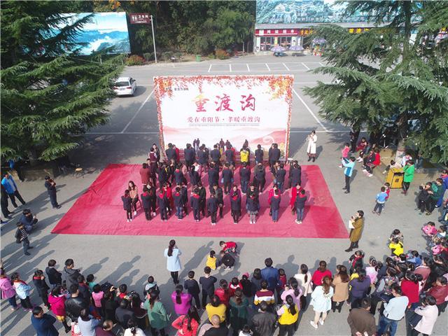 迎重阳重渡沟数十名学生向父母行跪拜礼 孩子家长齐落泪画面暖心