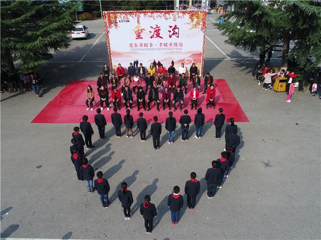 迎重阳重渡沟数十名学生向父母行跪拜礼 孩子家长齐落泪画面暖心