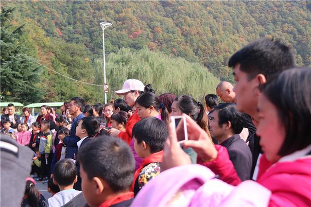 迎重阳重渡沟数十名学生向父母行跪拜礼 孩子家长齐落泪画面暖心