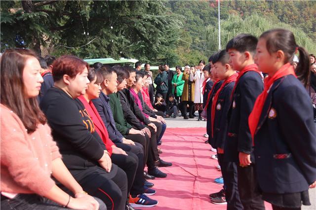 迎重阳重渡沟数十名学生向父母行跪拜礼 孩子家长齐落泪画面暖心