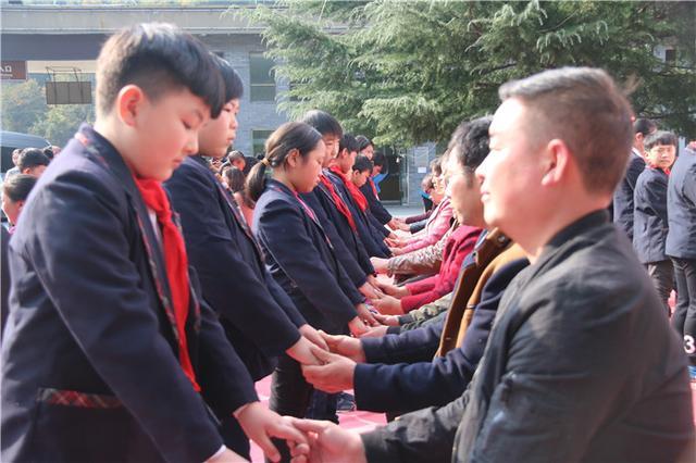 迎重阳重渡沟数十名学生向父母行跪拜礼 孩子家长齐落泪画面暖心