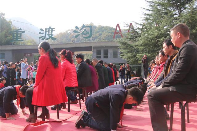 迎重阳重渡沟数十名学生向父母行跪拜礼 孩子家长齐落泪画面暖心