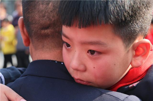 迎重阳重渡沟数十名学生向父母行跪拜礼 孩子家长齐落泪画面暖心