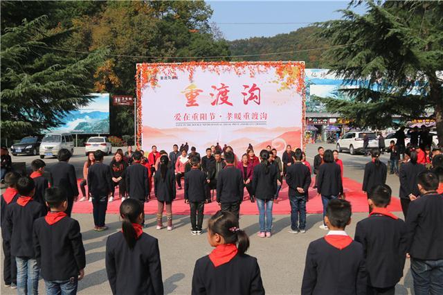 迎重阳重渡沟数十名学生向父母行跪拜礼 孩子家长齐落泪画面暖心