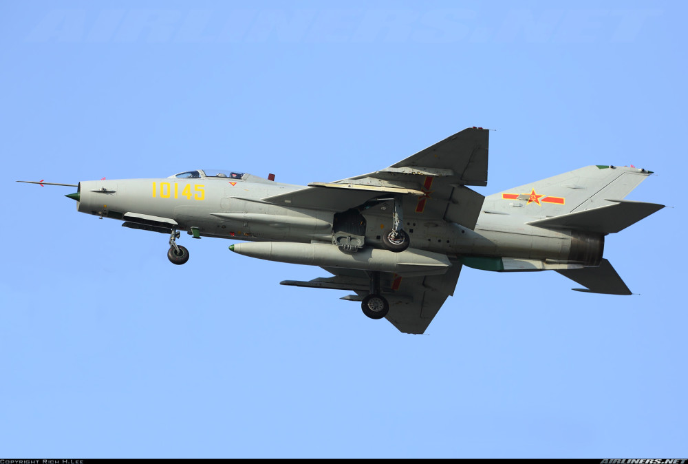 歼7E战斗机采用了带前缘襟翼的双三角翼,大幅