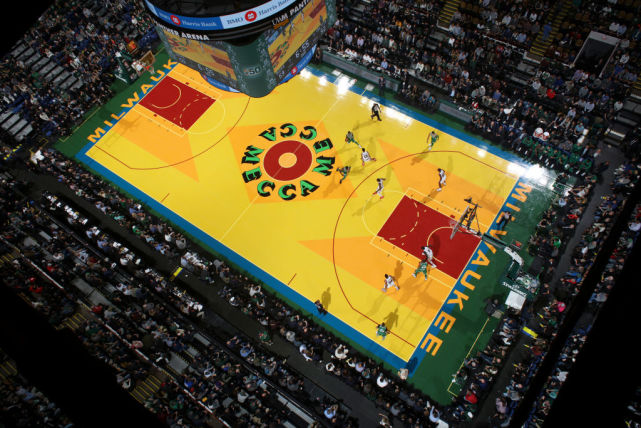 其实,本场比赛的地板之所以会变成这样,是因为雄鹿庆祝队史50周年