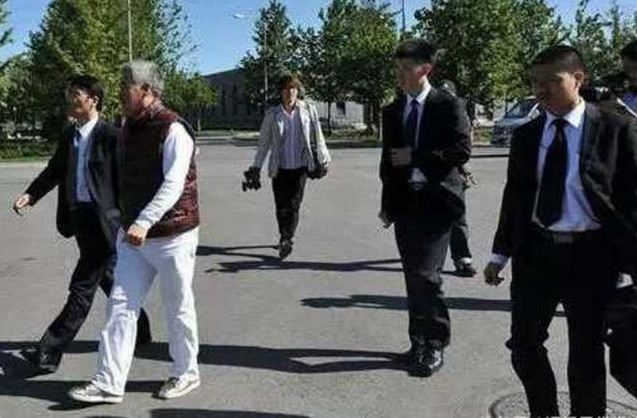 出了山海关有事找本山,从父亲去世后的场面,就