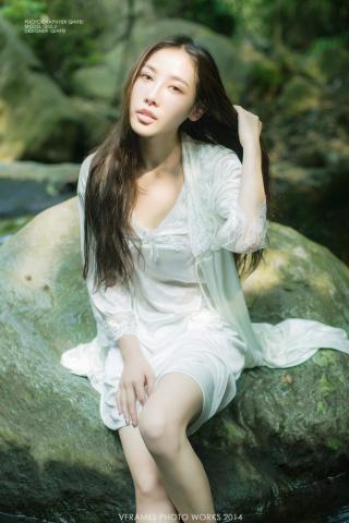楚美人快看水池边有条美人鱼