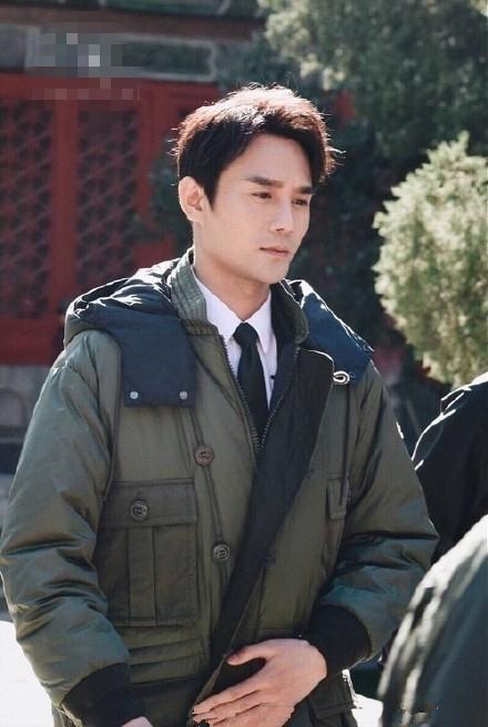 王凯故宫现身,告诉你什么叫"长身玉立",什么叫逆天长腿