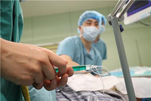 深夜产房:脐带绕颈,羊水过少,子宫膜薄,高危孕妇