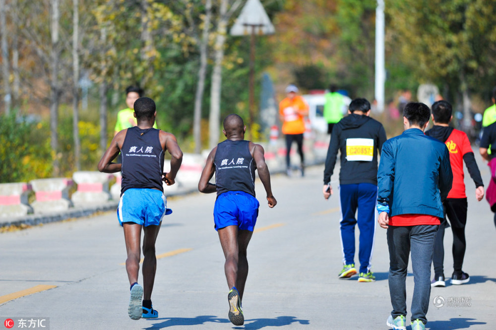 埃塞俄比亚男子穿凉鞋拉松 还拿了第一【图】