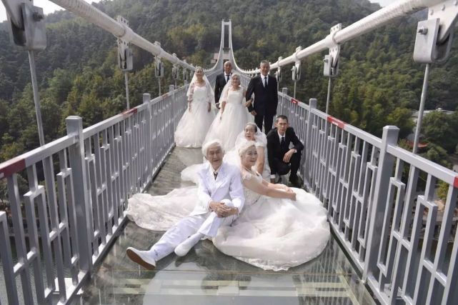 結婚50周年 金婚式にウェディングドレスで記念撮影