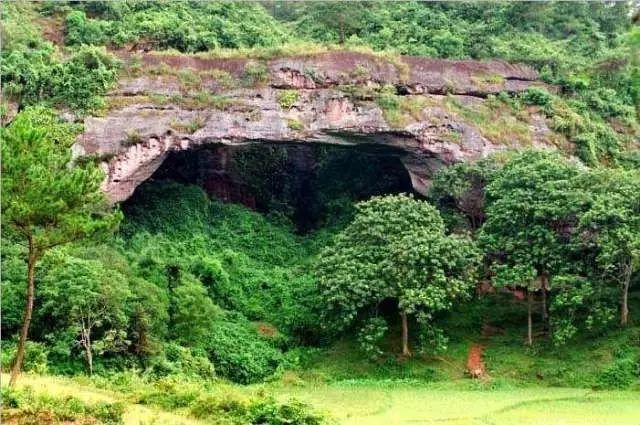 丹霞地貌,位於博白縣境西南部頓谷鎮石坪村,距縣城30公里,海拔300多米