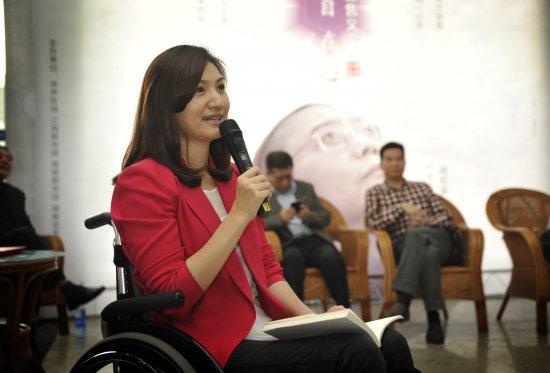 她22岁病倒在化妆间,被男友抛弃与轮椅为伴,今上节目征婚令人唏嘘