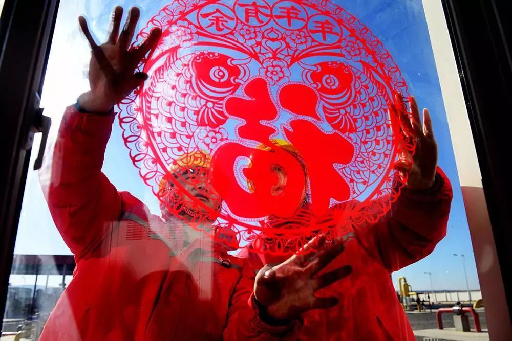 爆竹声中一岁除,春风送暖入屠苏