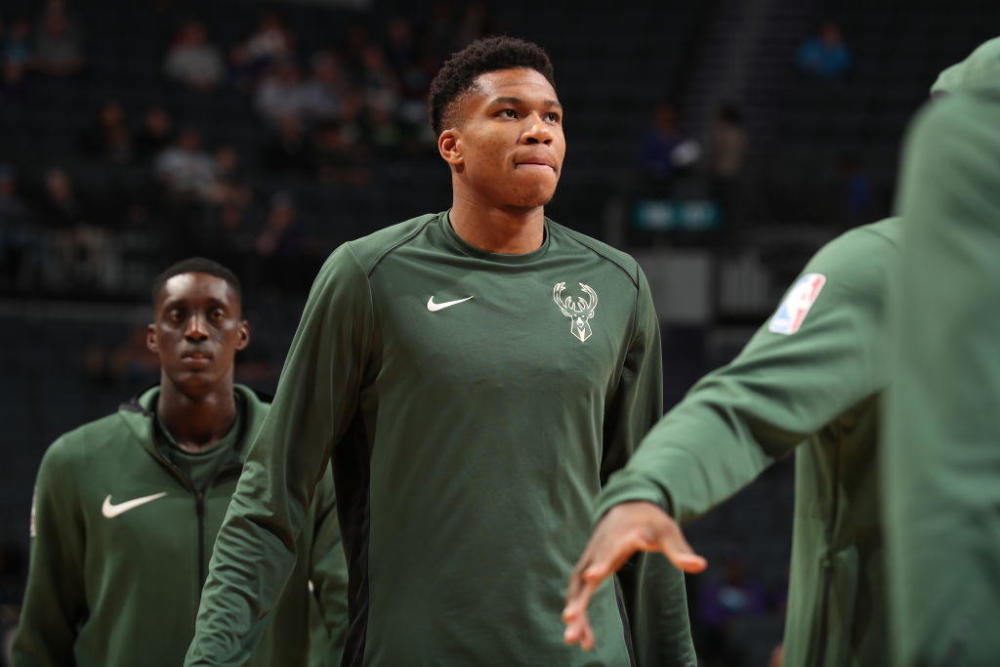 字母哥上来就是一记暴扣,时长约21秒 腾讯体育讯(文/nick depaula &