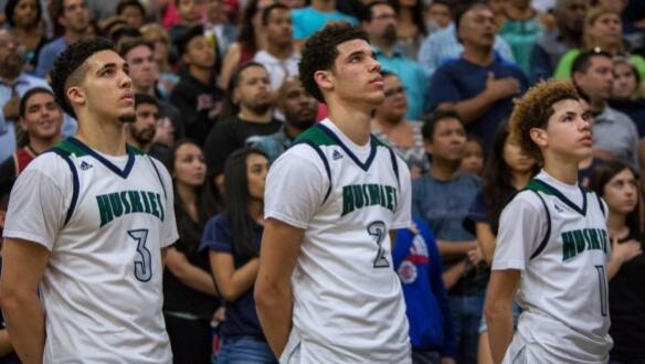 arash markazi报道,因为涉嫌在中国的商店偷窃,"球哥"朗佐-波尔的二弟