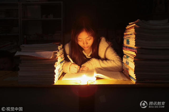 学校停电,高三学生自觉"秉烛夜读"