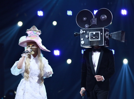 本周日《蒙面唱将猜猜猜》节目中,新晋唱将"凌晨四点的北京"自称"新