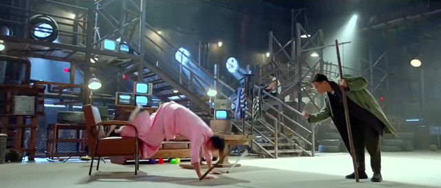 因为马老板表示不打女人,所以刘承羽侥幸逃过一劫(不过问题来了,在一