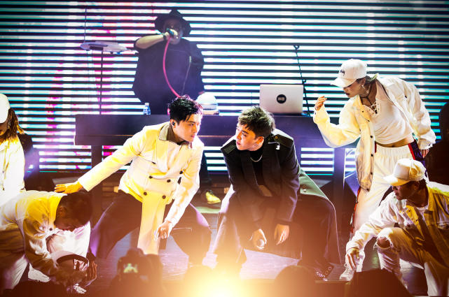 耀乐团《镜花园》北京开唱 许嵩品冠陈楚生等众好友送祝福