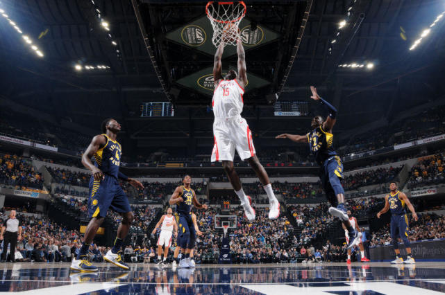 卡佩拉罚球线隔人飞扣 那一闪值得周琦学习