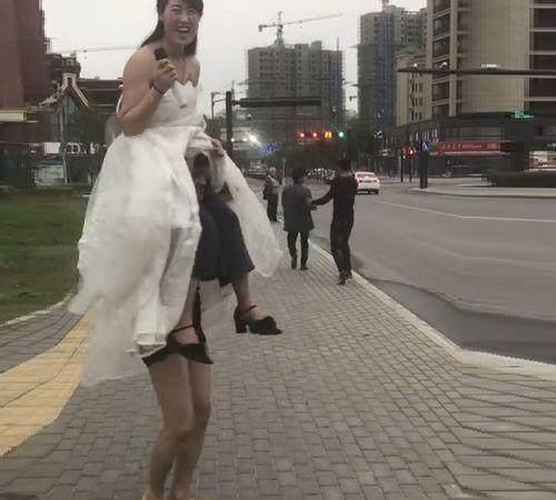 街头惊现两米高女巨人卖唱,吸引不少人眼光,结果被当场拆穿_腾讯新闻