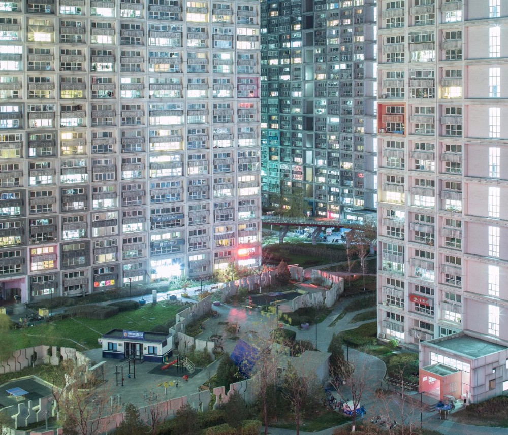 北京像素的设计风格像一个蜂巢，夜晚时，每个亮起的房间就像一个个像素点。