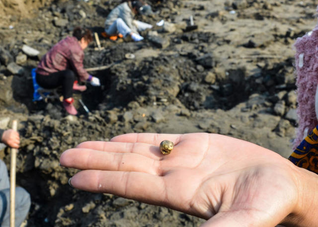 河南清淤现金银财宝 村民争相挖宝