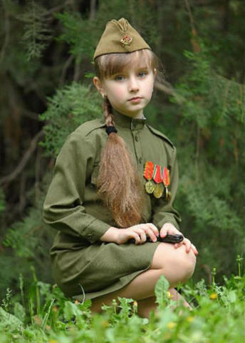 俄罗斯小萝莉扮苏军女兵萌杀网友