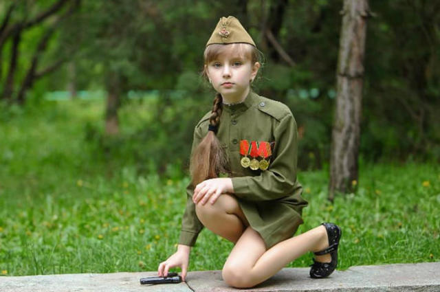 俄罗斯小萝莉扮苏军女兵萌杀网友