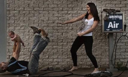 外国创意孕妇照 看准爸如何恶搞孕妈大肚子