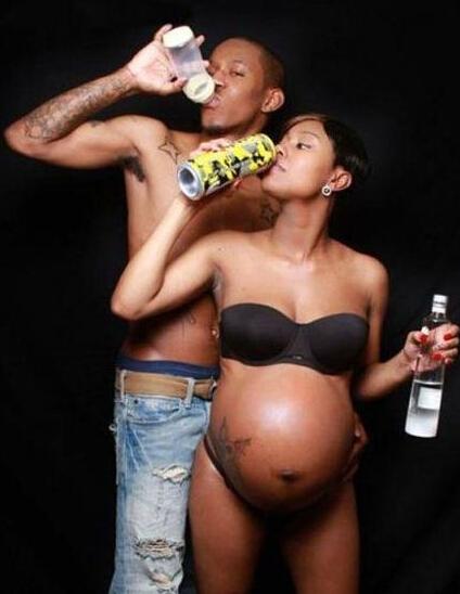 外国创意孕妇照 看准爸如何恶搞孕妈大肚子