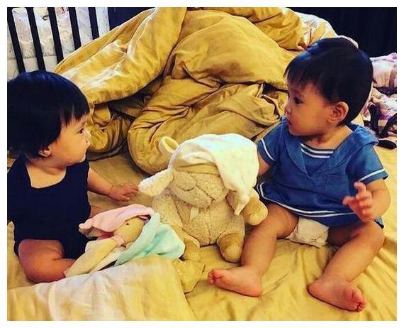 欧弟晒小jojo和小咘咘合影,美萌小姐妹变长腿小女生了,一个比一个害羞