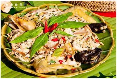 佤族鸡肉烂饭鸡肉烂饭佤族语称"布安纳亚",是佤族菜谱中最著名的一道