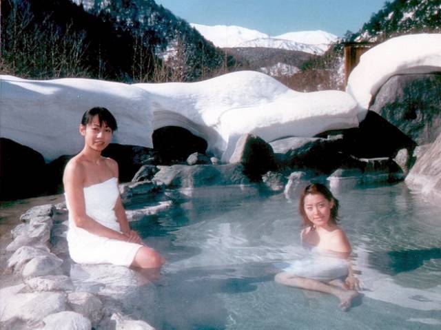 东京电视台深夜节目《人妻温泉》(2001),每一集请来男星与穿上泳衣