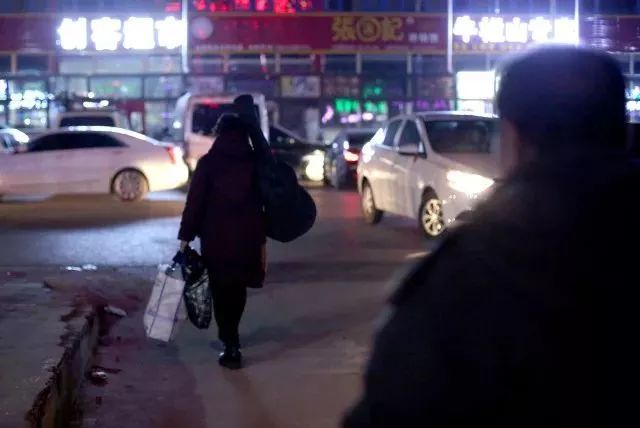 被迫离开北京的外来务工人员 眼泪是不够的