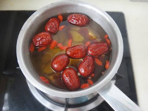 生姜、枸杞和红枣一起泡水喝有什么好处?坚持