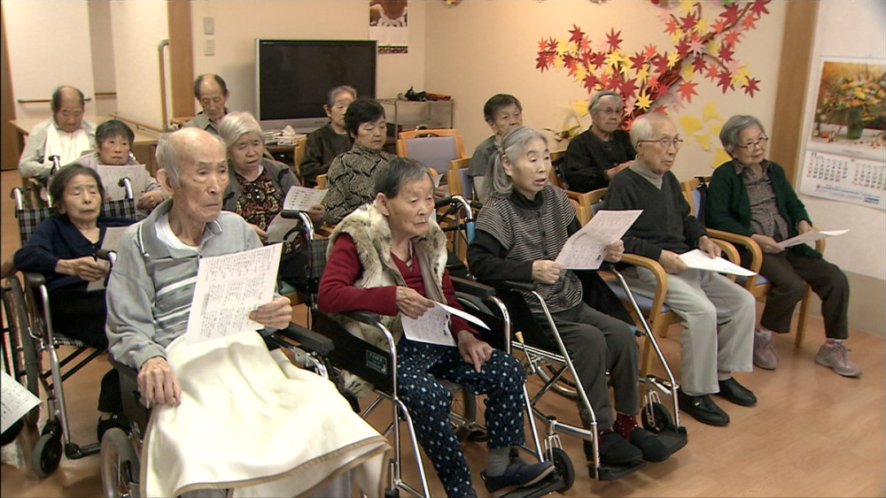 日本的高龄老人仍然坚守岗位带着骨灰盒漂泊各大敬老院